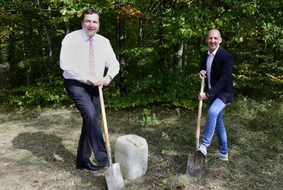 Bundestagsabgeordneter Biadacz und Bürgermeister Riesch pflanzen Weißtanne in Gärtringen